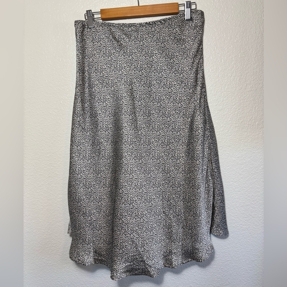 Sienna Sky Satin Knee Length Skirt Size Large | feminine | modest fashion | - Picture 4 of 7